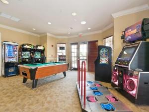 uma sala de jogos com uma mesa de bilhar e máquinas de jogos em 403 Top Lake View-Disney, Universal/Convention Center em Orlando