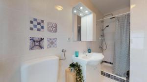 Bilik mandi di NINA apartment by the sea & park +23 gambar