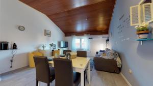 Ruang duduk di NINA apartment by the sea & park