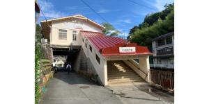 budynek z czerwonym dachem i schodami z przodu w obiekcie NIPPONIA HOTEL Koyasan Pilgrimage Railway Operated - Vacation STAY 83805 w mieście Kudoyama