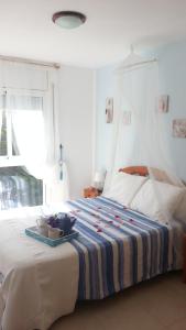 a bed with a tray of food on top of it at Costa Dorada Miami in Miami Platja