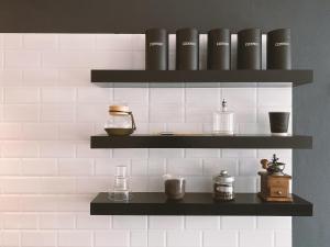 Příslušenství pro přípravu čaje a kávy v ubytování The Atelier Boutique Hotel