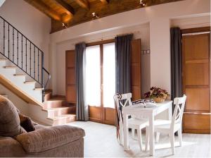 Una sala de estar con una mesa y sillas blancas. en Fuente de la Estación, en Ezcaray
