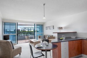 Köök või kööginurk majutusasutuses Mantra Mooloolaba Beach