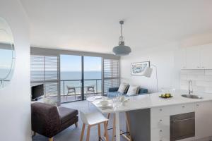 una cucina e un soggiorno con vista sull'oceano di Mantra Mooloolaba Beach a Mooloolaba