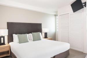Voodi või voodid majutusasutuse Mantra Mooloolaba Beach toas
