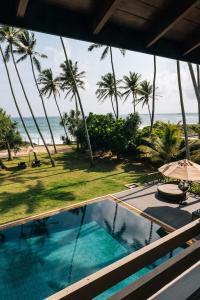 una piscina con vista a la playa en On The Rocks, en Unawatuna
