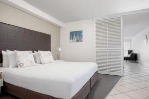 Voodi või voodid majutusasutuse Mantra Mooloolaba Beach toas