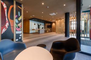 Posezení v ubytování ibis Regensburg Zentrum + 17 fotografií