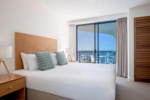 Voodi või voodid majutusasutuse Mantra Mooloolaba Beach toas