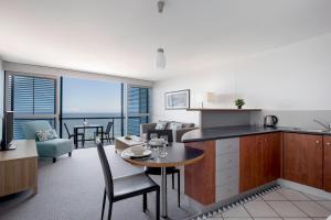 Köök või kööginurk majutusasutuses Mantra Mooloolaba Beach