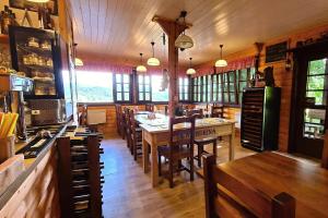Restoran või mõni muu söögikoht majutusasutuses PENZION HARRY na sjezdovce KRKONOŠE