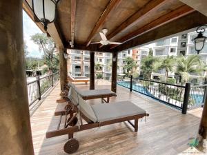 Балкон или терраса в The Title Residencies Naiyang By Trips Phuket - SHA Certified
