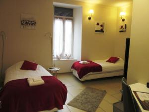 Postel nebo postele na pokoji v ubytování Logis Hôtel des Causses