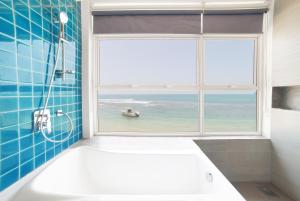 Koupelna v ubytování Hikkaduwa Beach Hotel - Special Deal on 3 Night or More Stays