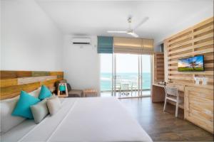 En eller flere senge i et værelse på Hikkaduwa Beach Hotel