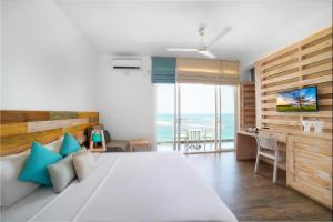 Giường trong phòng chung tại Hikkaduwa Beach Hotel