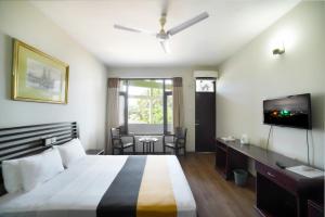 Postel nebo postele na pokoji v ubytování Hikkaduwa Beach Hotel - Special Deal on 3 Night or More Stays