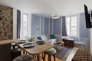 sala de estar con mesa y sofá en Le Dinanais - Cocon dans l'Intra Muros, en Saint-Malo