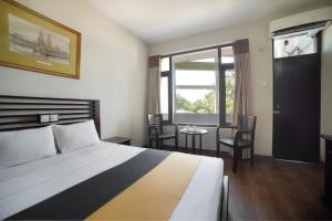 Postel nebo postele na pokoji v ubytování Hikkaduwa Beach Hotel - Special Deal on 3 Night or More Stays