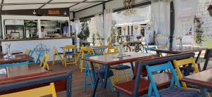 Reštaurácia alebo iné gastronomické zariadenie v ubytovaní Apartments Infinitas