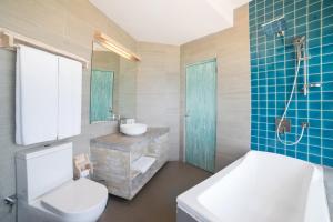 Koupelna v ubytování Hikkaduwa Beach Hotel - Special Deal on 3 Night or More Stays
