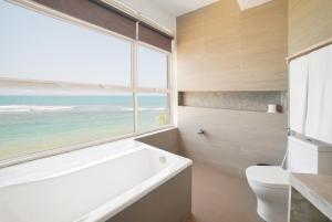 Koupelna v ubytování Hikkaduwa Beach Hotel - Special Deal on 3 Night or More Stays