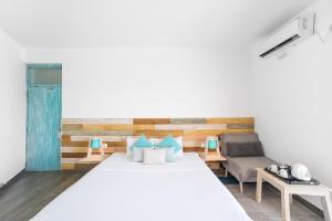 Postel nebo postele na pokoji v ubytování Hikkaduwa Beach Hotel - Special Deal on 3 Night or More Stays