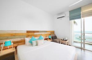 Postel nebo postele na pokoji v ubytování Hikkaduwa Beach Hotel - Special Deal on 3 Night or More Stays