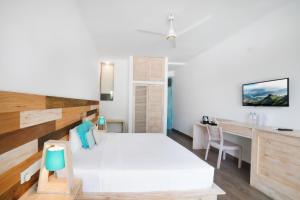 Postel nebo postele na pokoji v ubytování Hikkaduwa Beach Hotel - Special Deal on 3 Night or More Stays