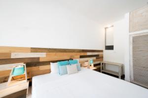 Postel nebo postele na pokoji v ubytování Hikkaduwa Beach Hotel - Special Deal on 3 Night or More Stays