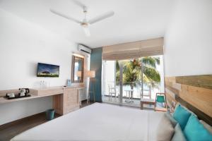 Postel nebo postele na pokoji v ubytování Hikkaduwa Beach Hotel - Special Deal on 3 Night or More Stays