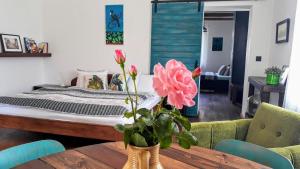 Fotografie z fotogalerie ubytování Onefourfour Apartment v Brandýse nad Labem - Staré Boleslavi + 19 fotografií