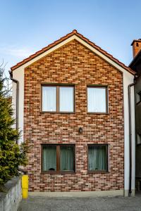 - un bâtiment en briques avec trois fenêtres dans l'établissement Kopalnia Snów, à Wieliczka