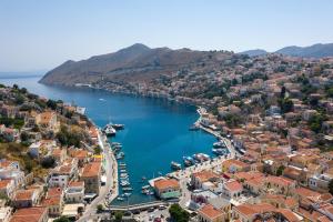 una vista aerea di una città con un porto di Grace Hotel & Studios a Sými