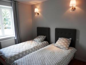 two beds sitting next to each other in a bedroom at La Maison du vigneron in Ameugny