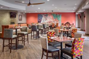 Restoran atau tempat lain untuk makan di Hotel Indigo San Antonio Riverwalk, an IHG Hotel