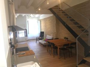 a kitchen and dining room with a table and chairs at Casa La Placeta in Fortaleny