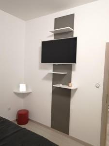 TV in/ali zabaviščno središče v nastanitvi Evita apartment