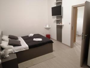 A bed or beds in a room at Evita apartment