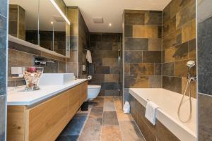 Kamar mandi di Montela Hotel & Resort - Apartments