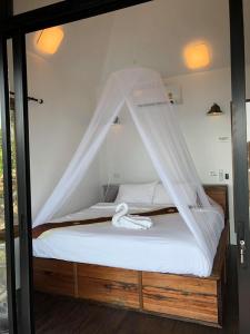 龜島的住宿－月光之舞美景別墅酒店，上面有网的床
