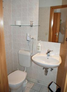 Koupelna v ubytování Hotel Waldidyll + 28 fotografií