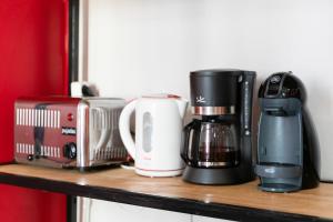 Příslušenství pro přípravu čaje a kávy v ubytování Red Nest Hostel