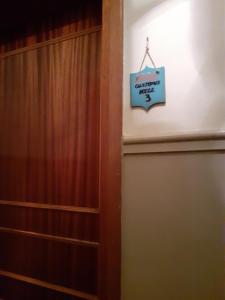 里托楚倫的住宿－OLYMPUS HILL，挂在窗帘旁墙上的标志
