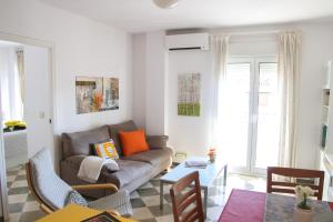 - un salon avec un canapé et une table dans l'établissement Rincón del Genil, à Cenes de la Vega
