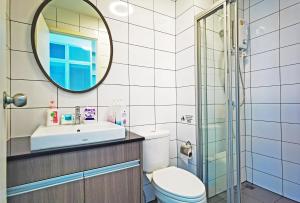 Ванная комната в Chapter One Eco-Modern Suite (曼谷高端酒店公寓）