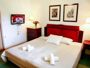 a bedroom with a bed with two white towels at Miodosytnia Aparthotel in Krakow