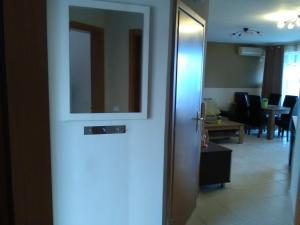 ソゾポルにあるApartments in Complex Panoramaのリビングルーム(テーブル付)へつづくドア