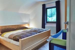 a bedroom with a bed and a window at Apartment Katzenkopf in Leutasch